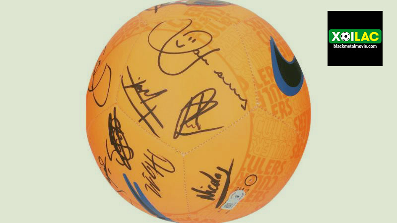 Quả bóng có chữ ký của các cầu thủ CLB Barcelona